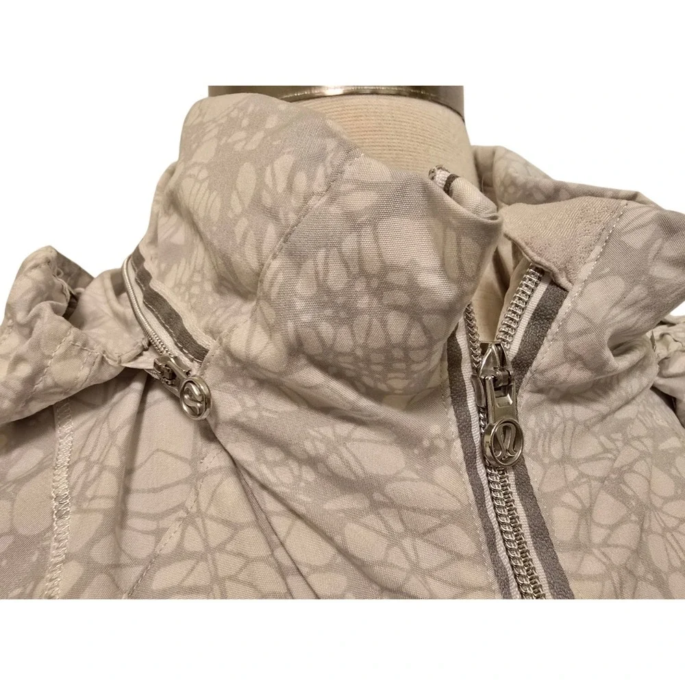 Lululemon Run Hustle Jacket Womens Size 6 White Reflective Print With Hood